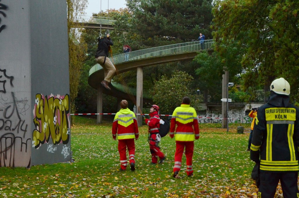 Einsatz BF Hoehenretter Koelner Seilbahn Hoehe Zoobruecke P2208.JPG